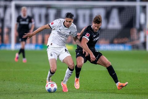 Gladbach und Freiburg lieferten sich packende Zweikämpfe. Foto: David Inderlied/dpa