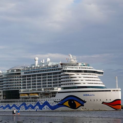 Wegen der Sturmflut kann das Kreuzfahrtschiff "Aidaperla" seit Samstag nicht den Hamburger Hafen verlassen. (Archivbild) Foto: C