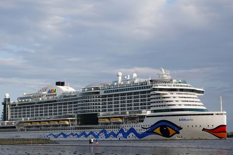 Wegen der Sturmflut kann das Kreuzfahrtschiff "Aidaperla" seit Samstag nicht den Hamburger Hafen verlassen. (Archivbild) Foto: C