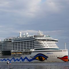 Wegen der Sturmflut kann das Kreuzfahrtschiff "Aidaperla" seit Samstag nicht den Hamburger Hafen verlassen. (Archivbild) Foto: C