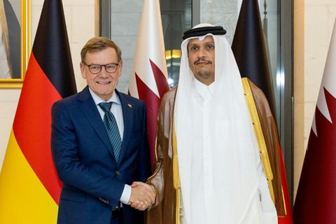 Wadephul (l.) mit dem katarischen Außenminister in Doha