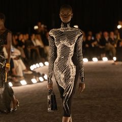 Sex Sells: Model im Körperkleid von Schiaparelli in Paris