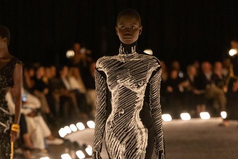 Sex Sells: Model im Körperkleid von Schiaparelli in Paris
