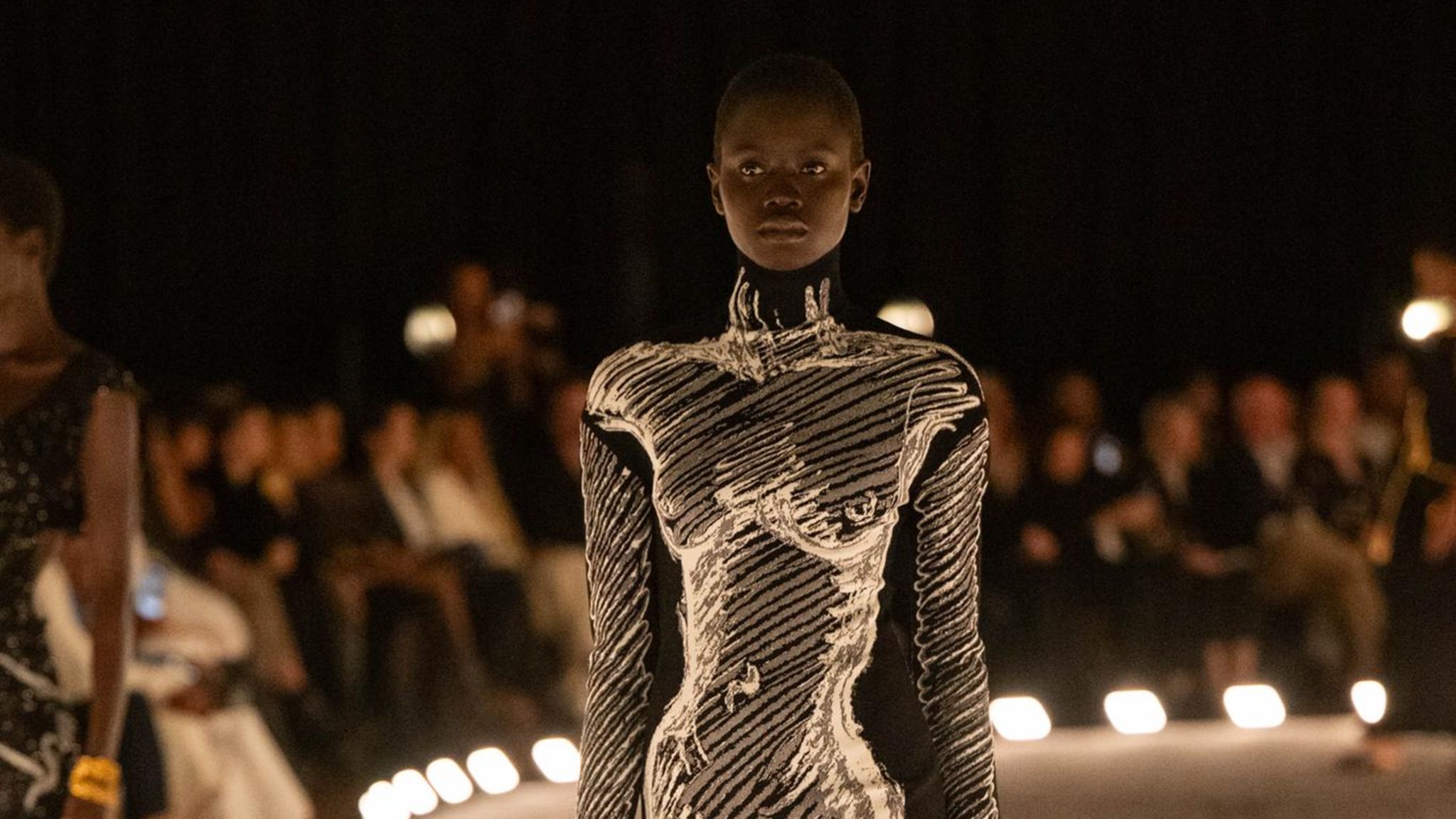 Sex Sells: Model im Körperkleid von Schiaparelli in Paris