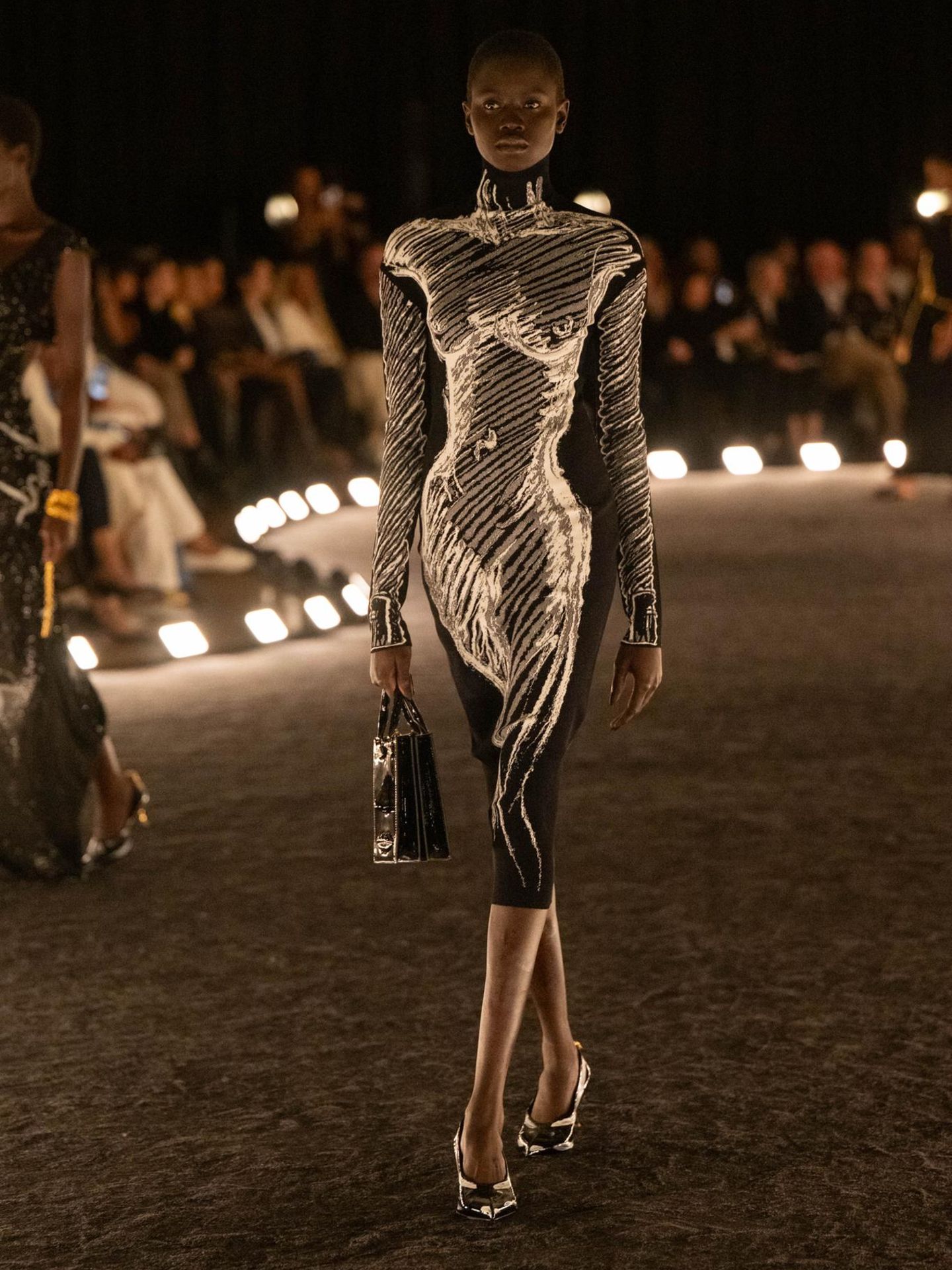 Sex Sells: Model im Körperkleid von Schiaparelli in Paris