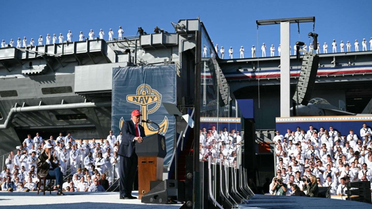 Trump auf der "USS Harry S. Truman" in Norfolk