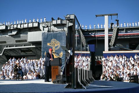 Trump auf der "USS Harry S. Truman" in Norfolk