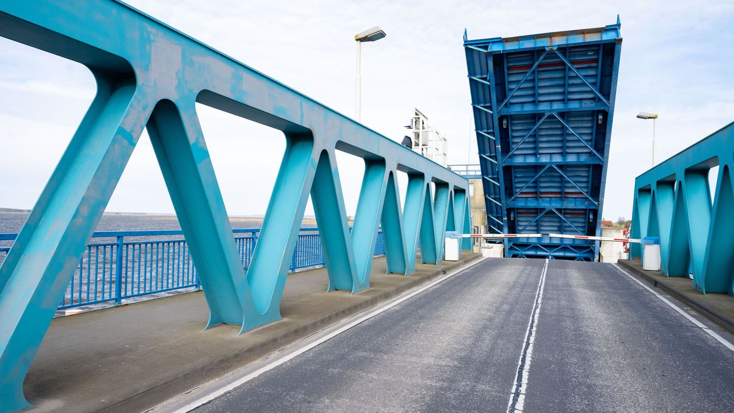 Die Fahrbahn auf der Zecheriner Brücke wird erneuert, Autofahrer werden über Wolgast geleitet. (Archivbild) Foto: Stefan Sauer/d
