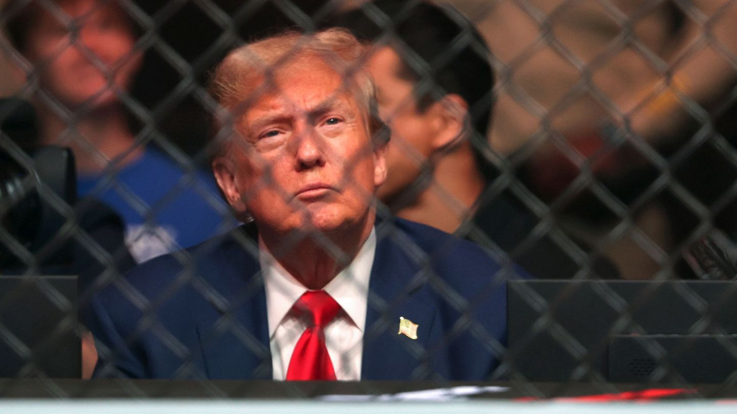 Martial spectacle: In front of the White House: Cage fight on Trump’s birthday