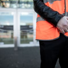 Private Sicherheitsdienste sind bei Thüringer Kommunen unverzichtbar geworden. (Symbolbild) Foto: Fabian Strauch/dpa