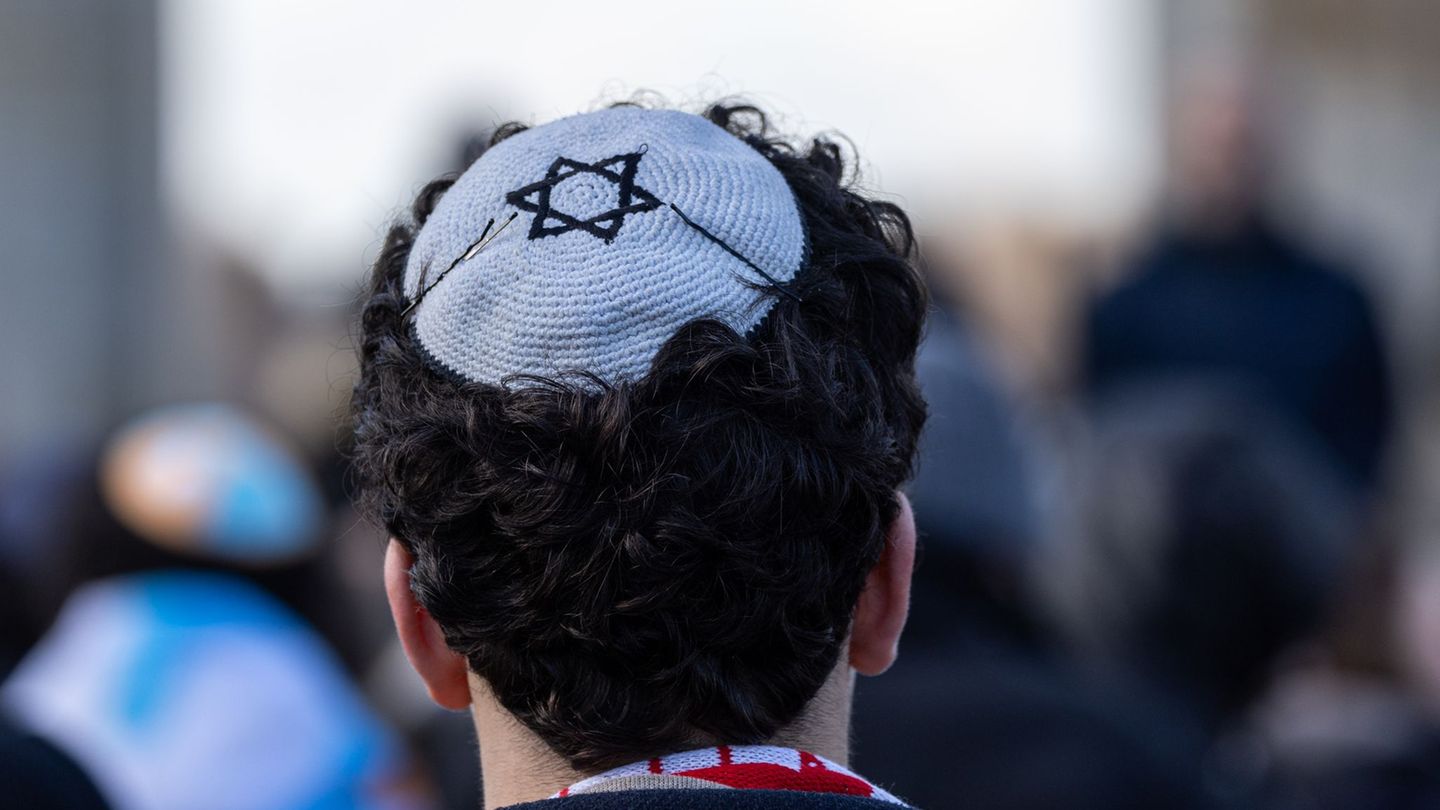 Viele Juden trauen sich nicht mehr, in Berlin sichtbar eine Kippa zu tragen. (Symbolbild) Foto: Hannes P Albert/dpa
