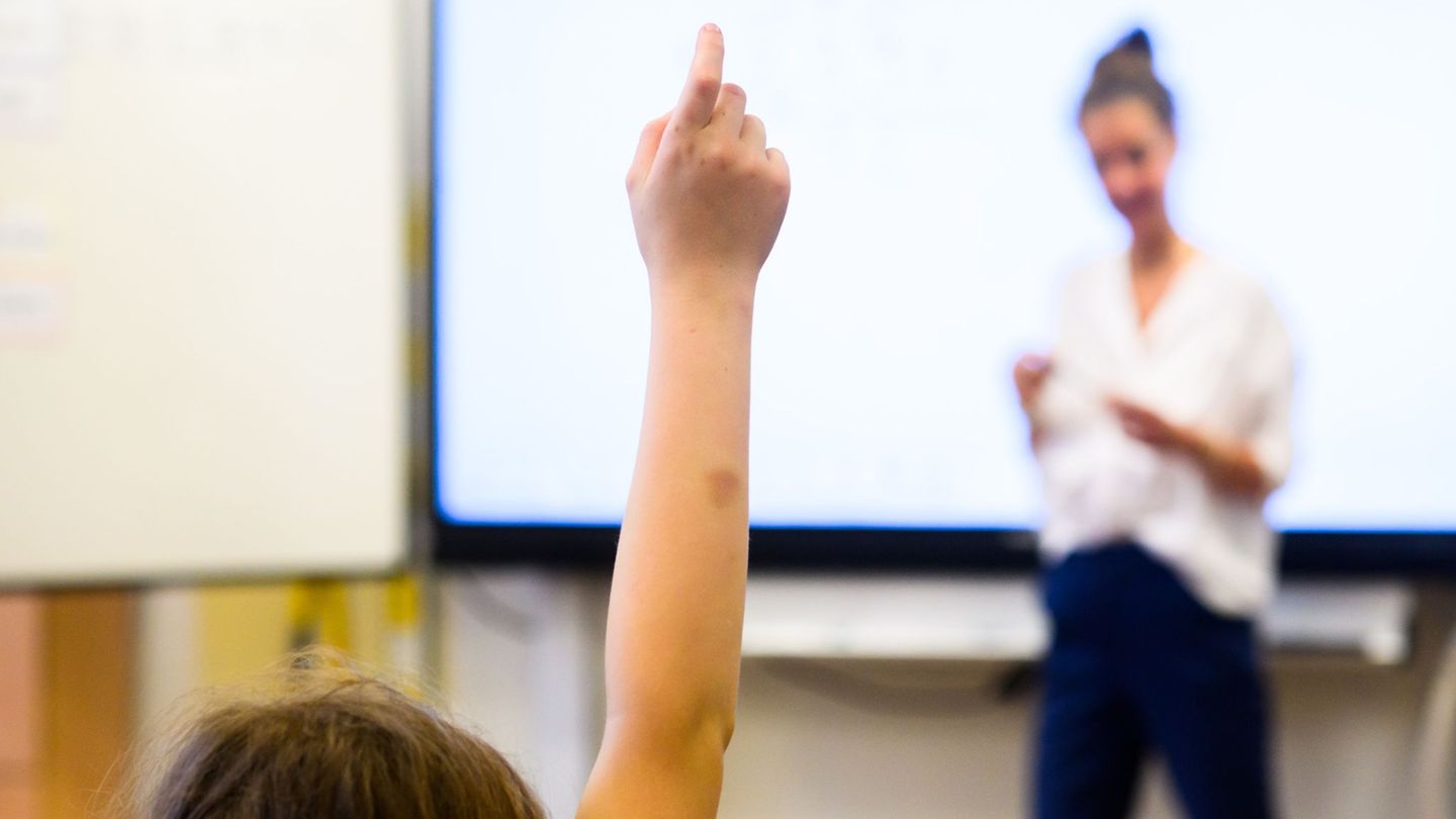 Was sollen Lehrerinnen und Lehrer bei der politischen Bildung dürfen? (Archivbild) Foto: Julian Stratenschulte/dpa