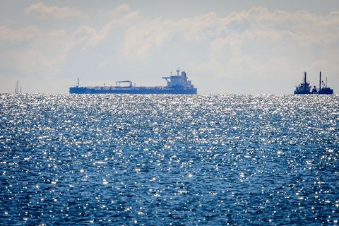 Die russische Schattenflotte ist laut Greenpeace eine Gefahr für die Ostsee. (Archivbild) Foto: Jens Büttner/dpa