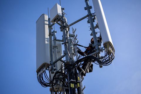 Ein Techniker führt Reparaturarbeiten an 5G-Antennen durch. Foto: Daniel Karmann/dpa