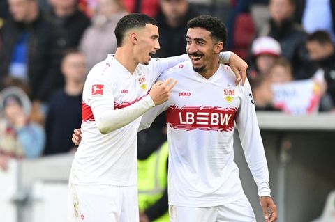 Torschütze Bilal El Khannouss (l) jubelt mit Tiago Tomas über das 1:0 gegen den 1. FC Heidenheim. Foto: Bernd Weißbrod/dpa