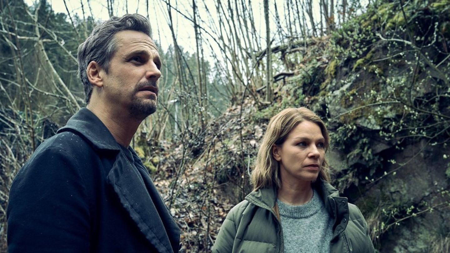 "Vogelfrei - Ein Schwarzwaldkrimi": Konrad Diener (Max von Thun) und Maris (Jessica Schwarz) suchen nach dem Versteck.