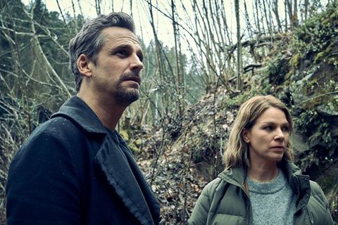 "Vogelfrei - Ein Schwarzwaldkrimi": Konrad Diener (Max von Thun) und Maris (Jessica Schwarz) suchen nach dem Versteck.