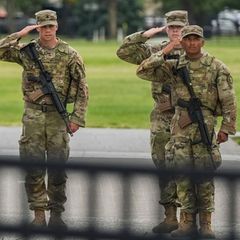 Entscheidung Trumps: Foto zeigt Soldaten der Nationalgarde, die salutieren