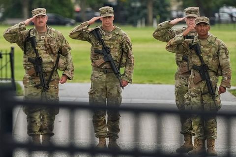Entscheidung Trumps: Foto zeigt Soldaten der Nationalgarde, die salutieren