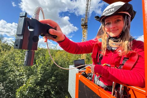 Für Pia Kräft ist die Gondel am 45 Meter hohen Drehkran, der zu Forschungszwecken in einem Wald bei Demmin steht, der "schönste