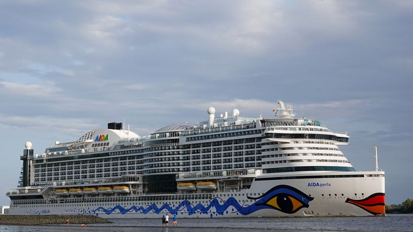 Wegen der Sturmflut konnte das Kreuzfahrtschiff "Aidaperla" am Samstag den Hamburger Hafen nicht verlassen. (Archivbild) Foto: C