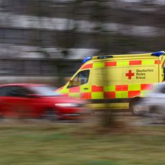 Rettungskräfte bringen alle Verletzten in eine Klinik. (Symbolbild) Foto: Robert Michael/dpa