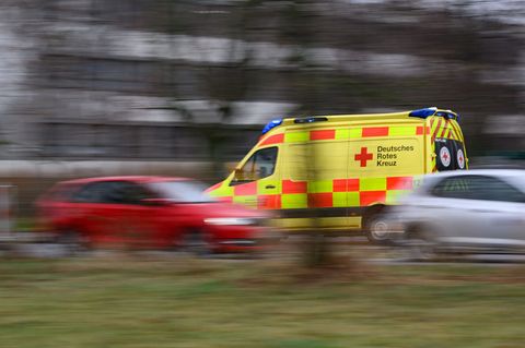 Rettungskräfte bringen alle Verletzten in eine Klinik. (Symbolbild) Foto: Robert Michael/dpa