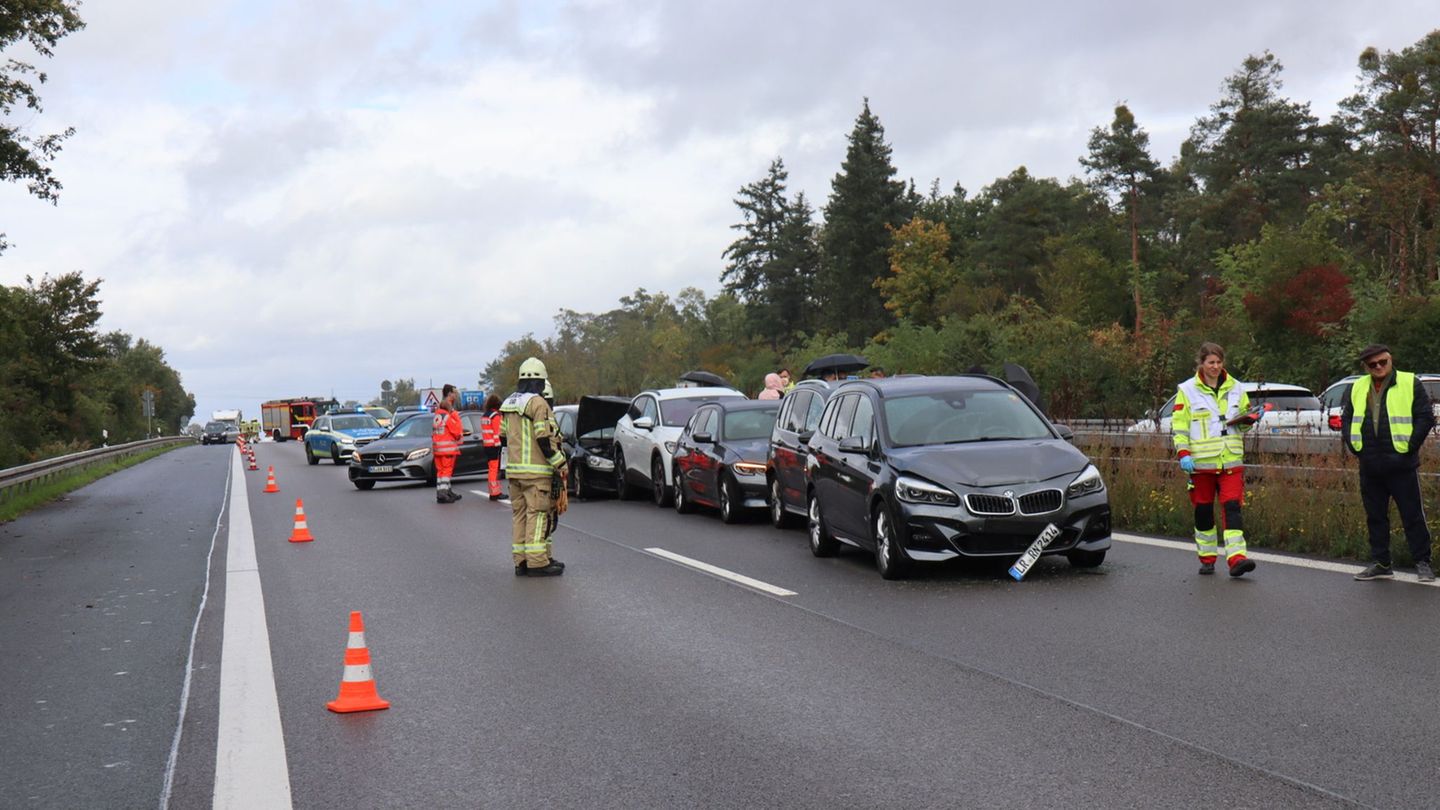 Vier Menschen wurden bei dem Unfall auf der A5 verletzt. Foto: René Priebe/PR-Video /dpa