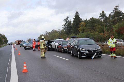 Vier Menschen wurden bei dem Unfall auf der A5 verletzt. Foto: René Priebe/PR-Video /dpa