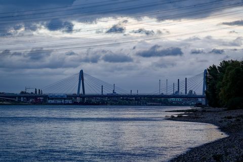 Windig und regnerisch ist das Wetter in Köln. Foto: Henning Kaiser/dpa