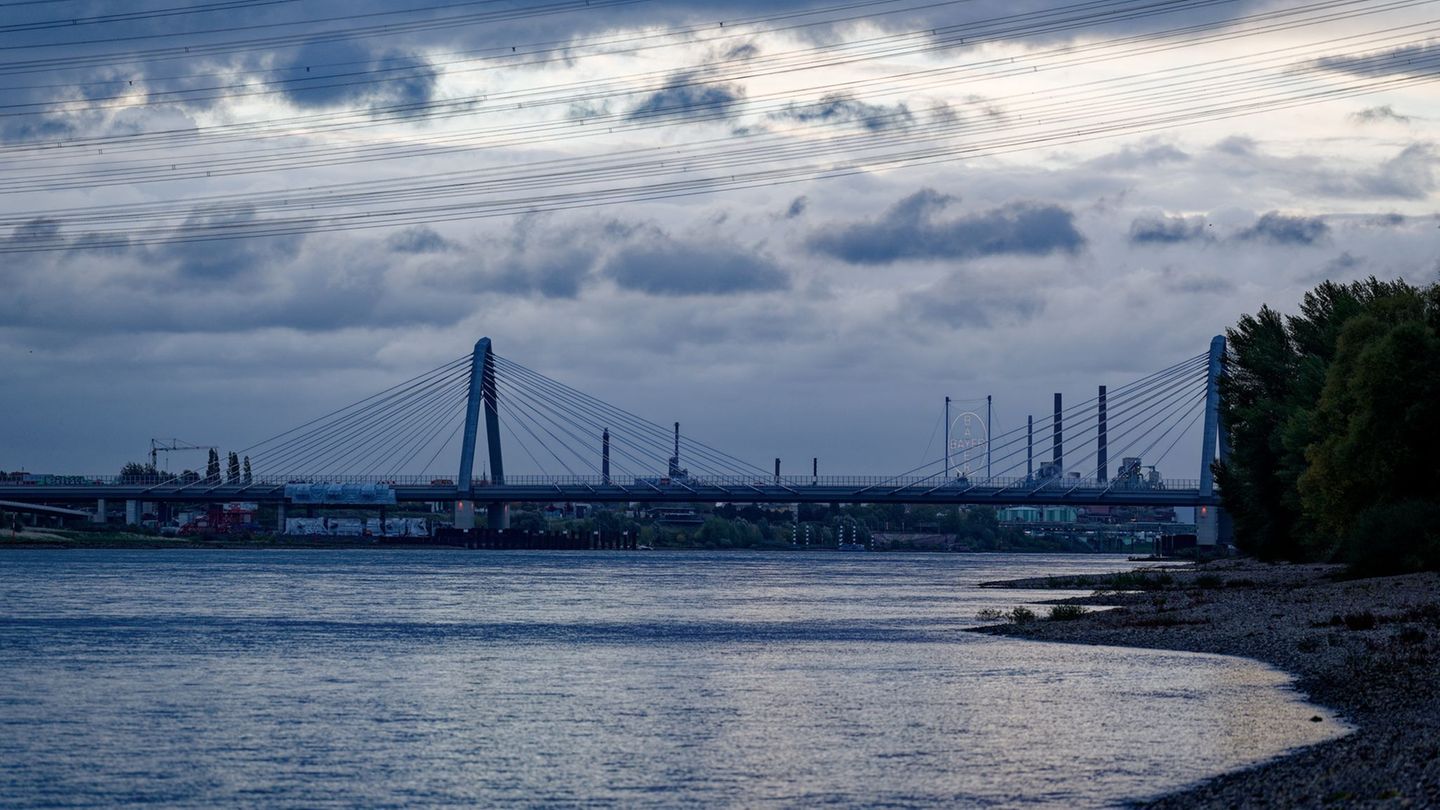 Windig und regnerisch ist das Wetter in Köln. Foto: Henning Kaiser/dpa