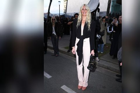 Claudia Schiffer bei ihrem Besuch der Paris Fashion Week.