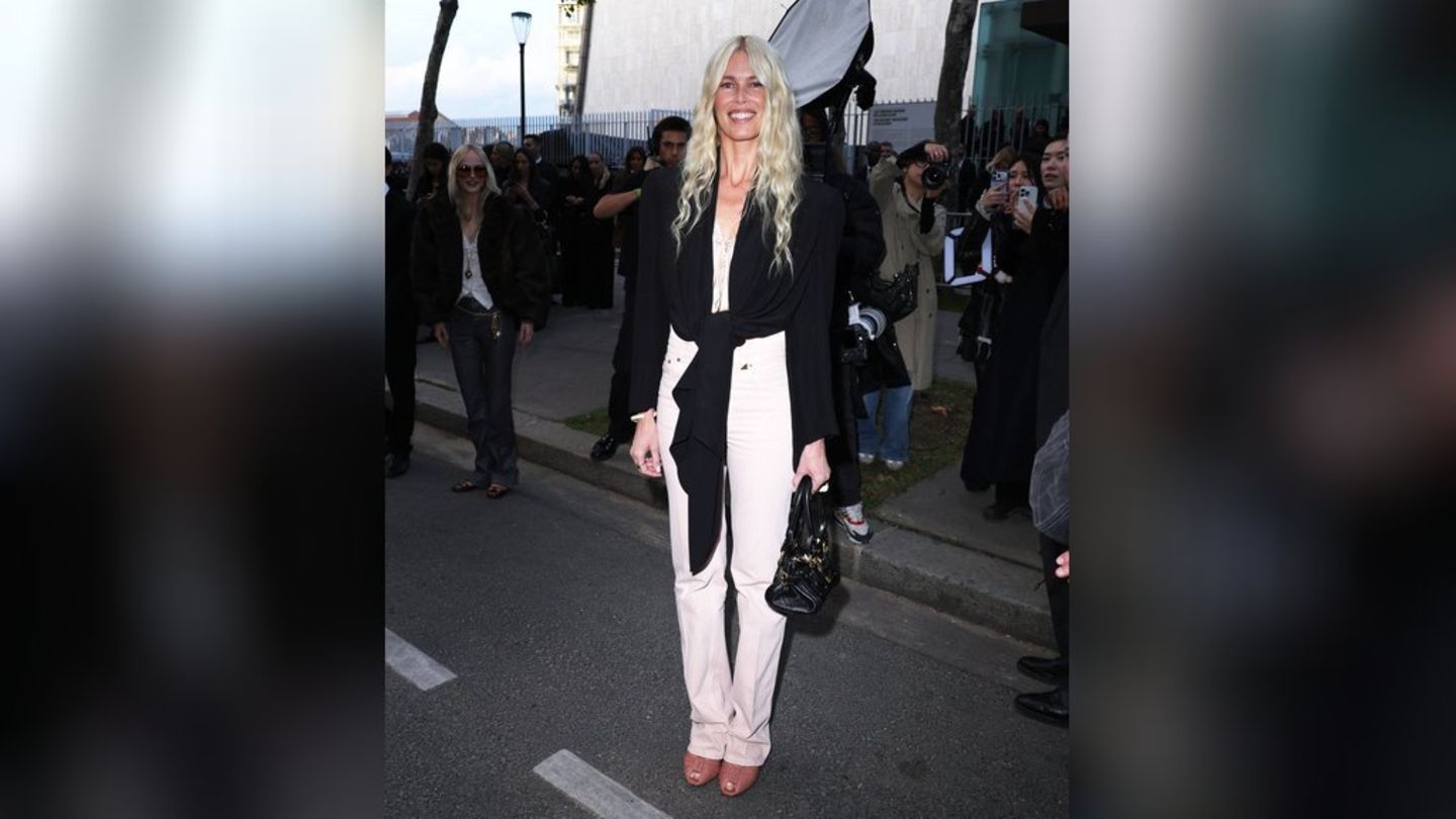 Claudia Schiffer: She shines on the Paris Fashion Week