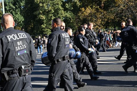 Die Berliner Polizei will zum zweiten Jahrestag des Hamas-Massakers in Israel stärker präsent sein. (Archivbild) Foto: Annette R