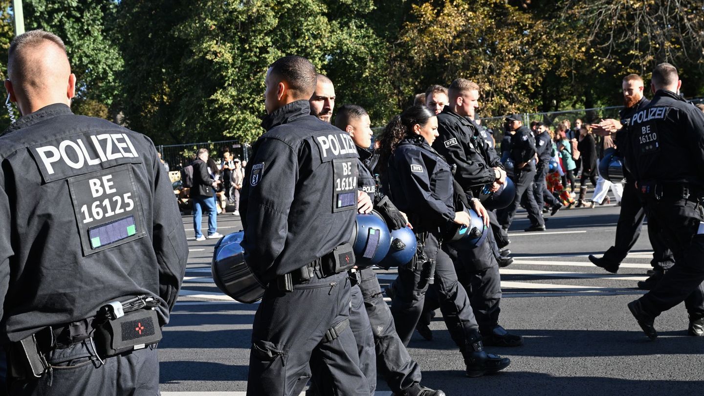 Die Berliner Polizei will zum zweiten Jahrestag des Hamas-Massakers in Israel stärker präsent sein. (Archivbild) Foto: Annette R