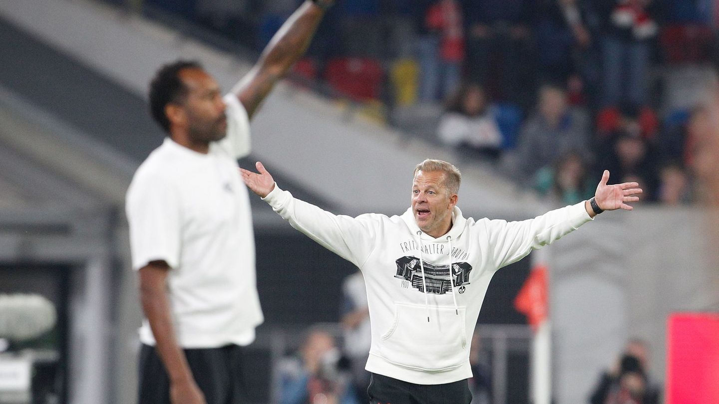 Der Ex-Kaiserslautern-Trainer Markus Anfang (r) könnte bei Fortuna Düsseldorf auf Daniel Thioune folgen. (Archivbild) Foto: Rola