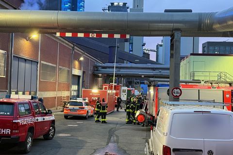 Der Einsatz am Kraftwerk zieht sich. Foto: Mike Seeboth/dpa