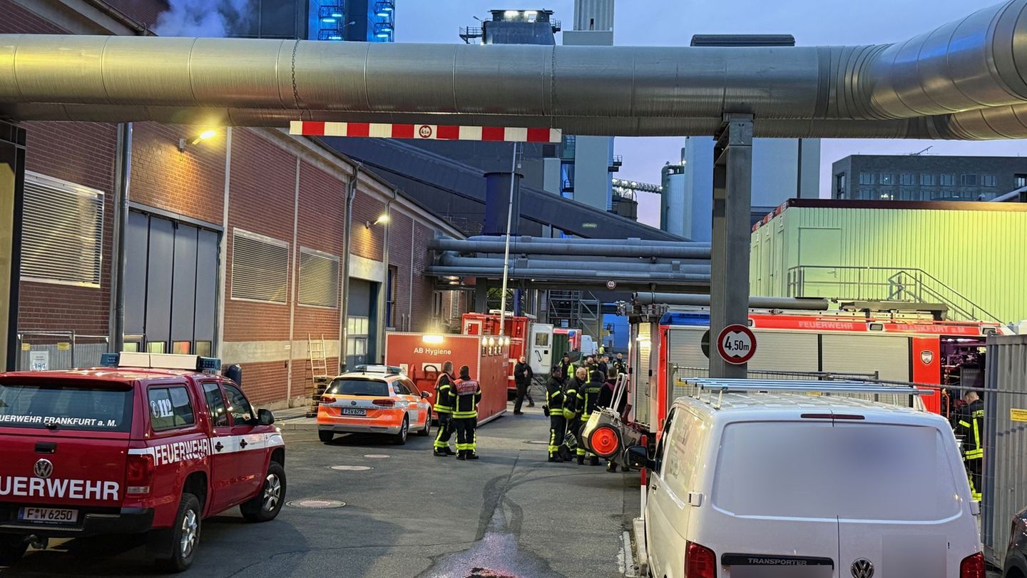 Der Einsatz am Kraftwerk zieht sich. Foto: Mike Seeboth/dpa