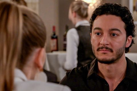 "Rote Rosen": Elyas (r.) und Bella leiden beide unter ihrer Trennung.