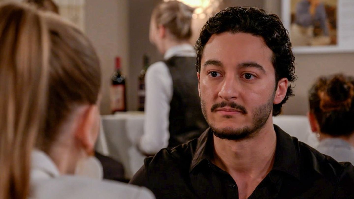 "Rote Rosen": Elyas (r.) und Bella leiden beide unter ihrer Trennung.