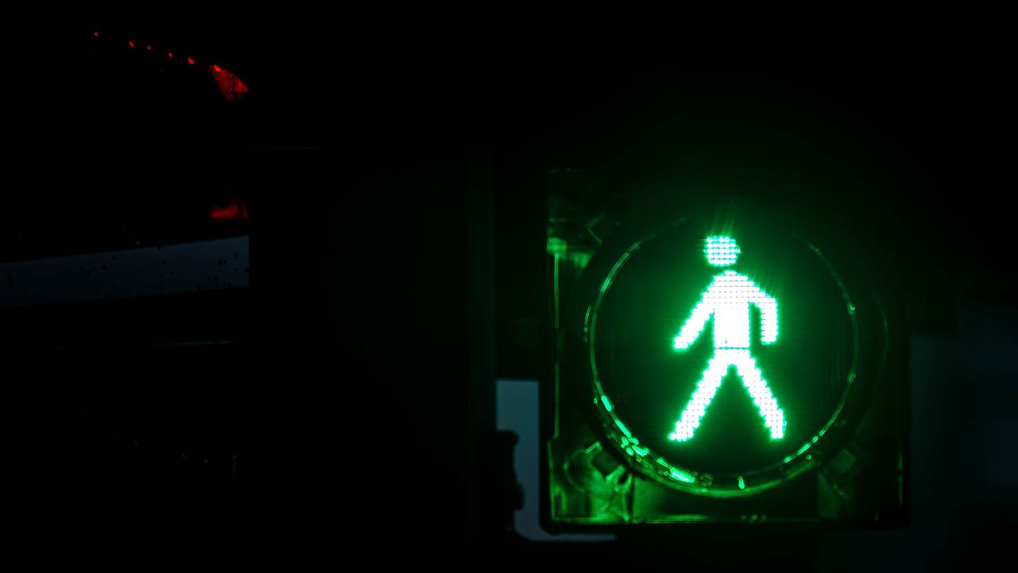 In Sachsen-Anhalt gibt es Forderungen nach längeren Grün-Phasen am Fußgängerampeln. (Symbolbild) Foto: Sina Schuldt/dpa