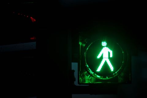 In Sachsen-Anhalt gibt es Forderungen nach längeren Grün-Phasen am Fußgängerampeln. (Symbolbild) Foto: Sina Schuldt/dpa