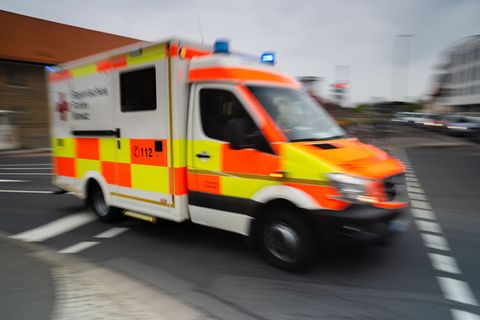 Stark unterkühlt wird der ältere Mann in ein Krankenhaus gebracht. (Symbolbild) Foto: Nicolas Armer/dpa