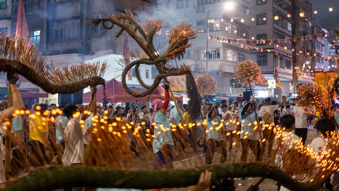 Hongkong, China. Die Tradition des Feuerdrachen-Tanzes ist Hunderte Jahre alt und sollte ursprünglich die Pest fernhalten. Mittlerweile entzünden die Hongkonger mit Herbstbeginn Strohhalme für Frieden und Gottgefallen