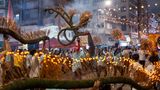 Hongkong, China. Die Tradition des Feuerdrachen-Tanzes ist Hunderte Jahre alt und sollte ursprünglich die Pest fernhalten. Mittlerweile entzünden die Hongkonger mit Herbstbeginn Strohhalme für Frieden und Gottgefallen