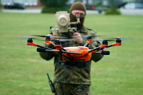 Bundeswehrsoldat demonstriert den Einsatz eines Störgerätes zur Drohnenabwehr
