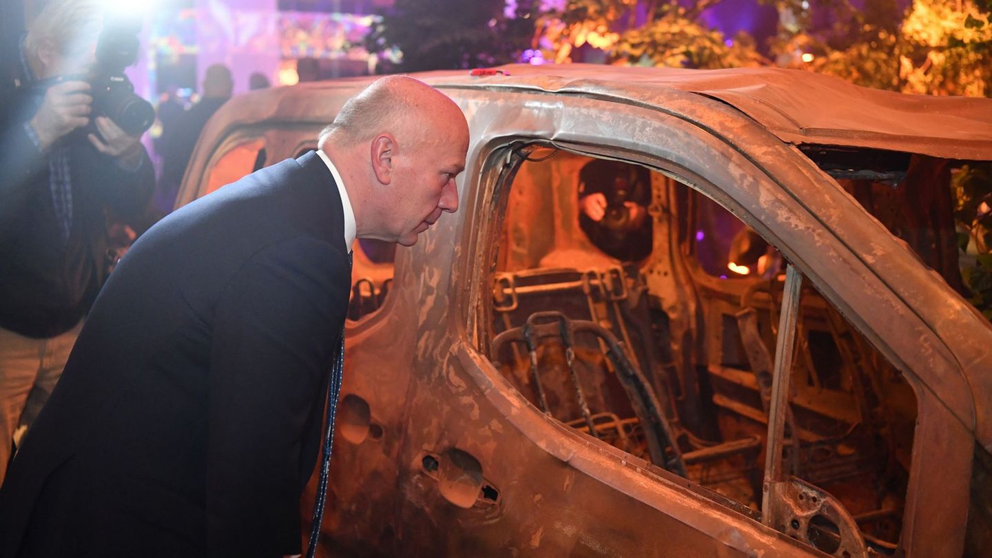 Berlins Regierender Bürgermeister Kai Wegner (CDU) hat die "Nova Music Festival Exhibition" besucht und sich ein Autowrack anges