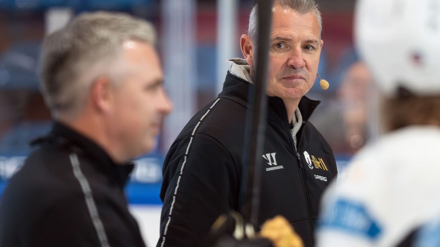 Coach Serge Aubin und die Eisbären Berlin müssen derzeit Personalprobleme bewältigen. Foto: Soeren Stache/dpa