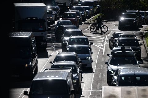 Der Straßenverkehr gilt als eine Quelle für Ultrafeinstaub in der Luft. (Archivbild) Foto: Marijan Murat/dpa
