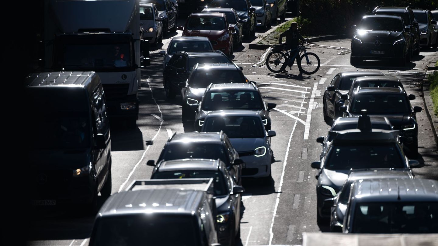 Der Straßenverkehr gilt als eine Quelle für Ultrafeinstaub in der Luft. (Archivbild) Foto: Marijan Murat/dpa
